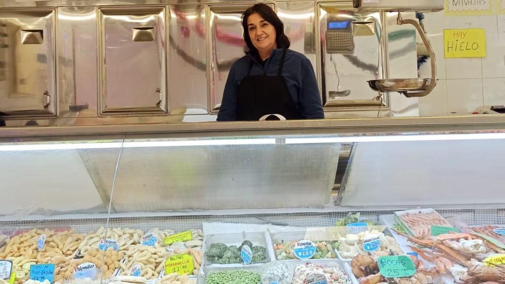 Cristina posando junto a su puesto de pescadería