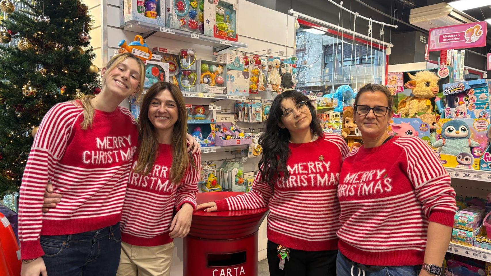 Susana Hernández a la derecha junto a sus empleadas en Toy Club Express en Zaragoza