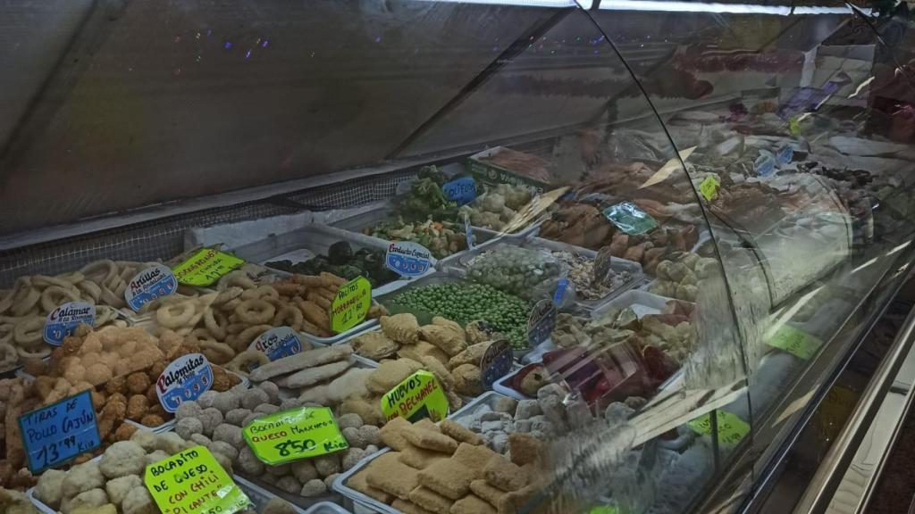 Mostrador del puesto de pescadería y congelados de Cristina