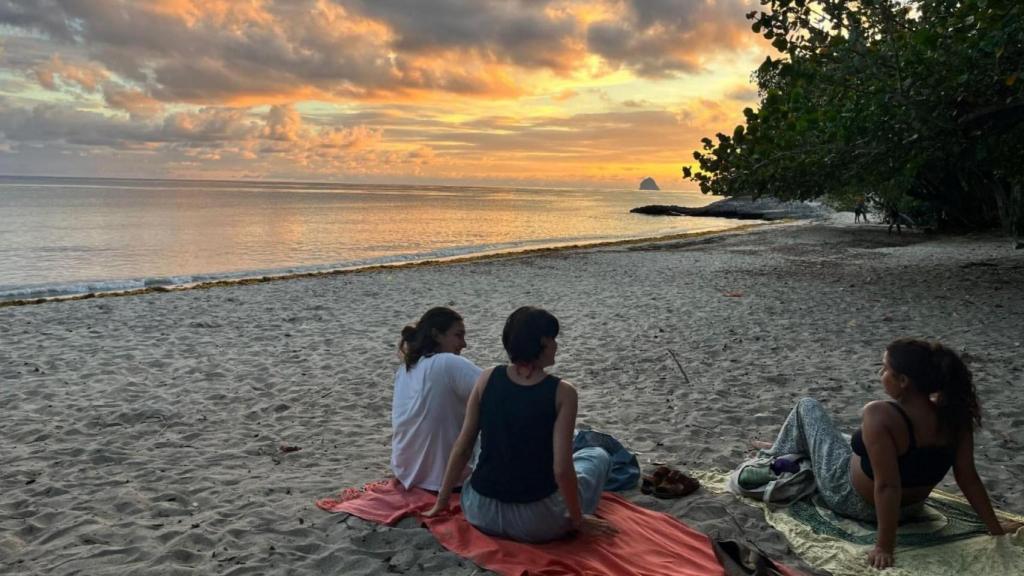 Victoria Conde con unas amigas en una playa en Martinica.