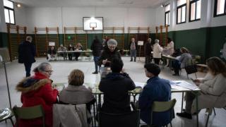 Votación durante la jornada electoral en Extremadura.