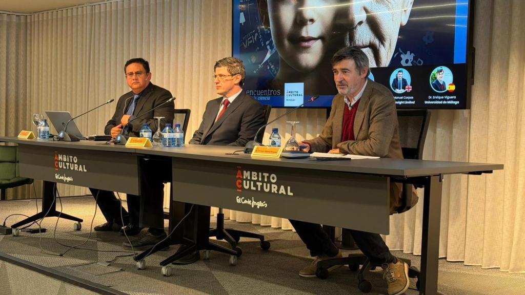 Un momento de la conferencia moderada por el profesor Enrique Viguera de la UMA.