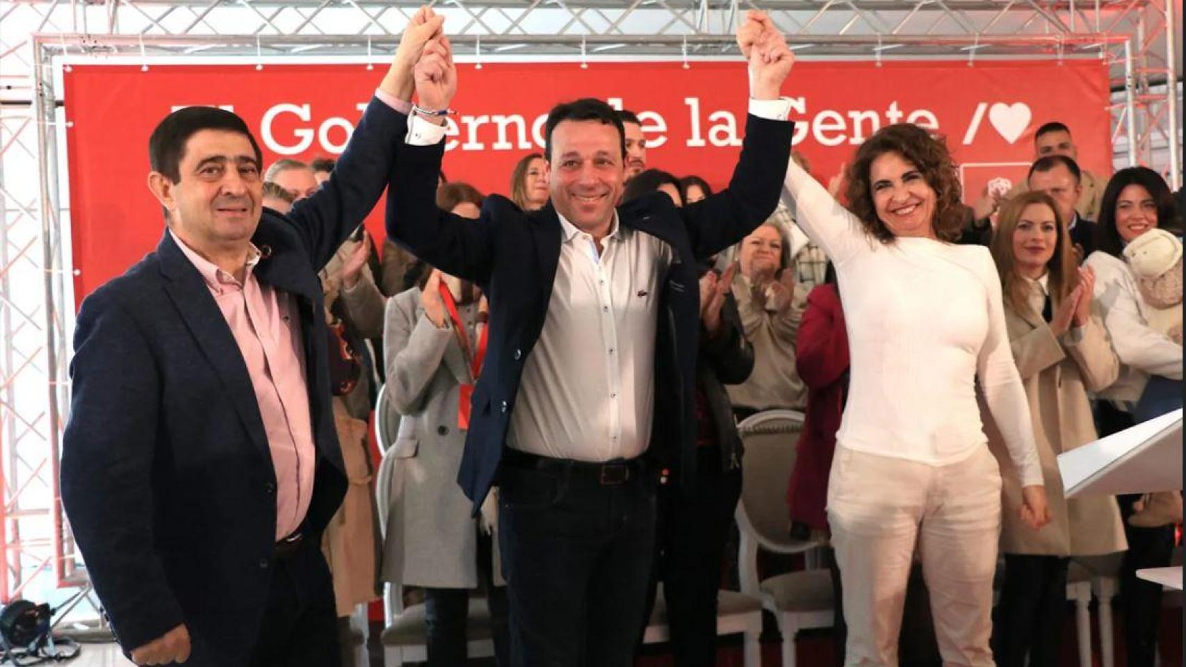 Javier Perales, con María Jesús Montero, durante su proclamación como secretario general del PSOE de Linares.