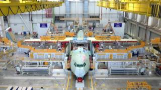 Un A400M siendo ensamblado en la planta de Airbus en Sevilla
