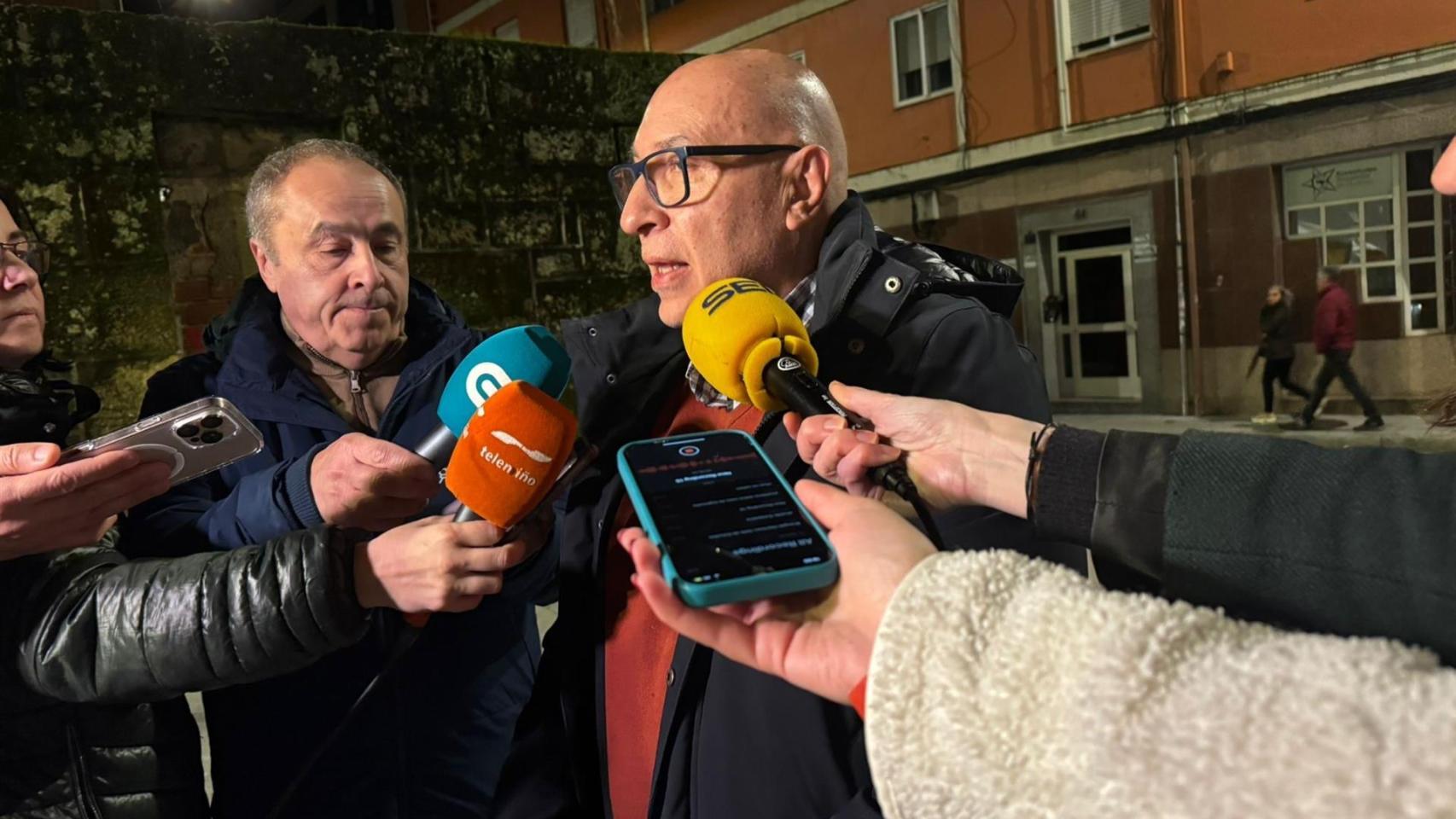 El alcalde de Barbadás, Xosé Carlos Valcárcel, frente a la sede provincial del PSdeG en Ourense