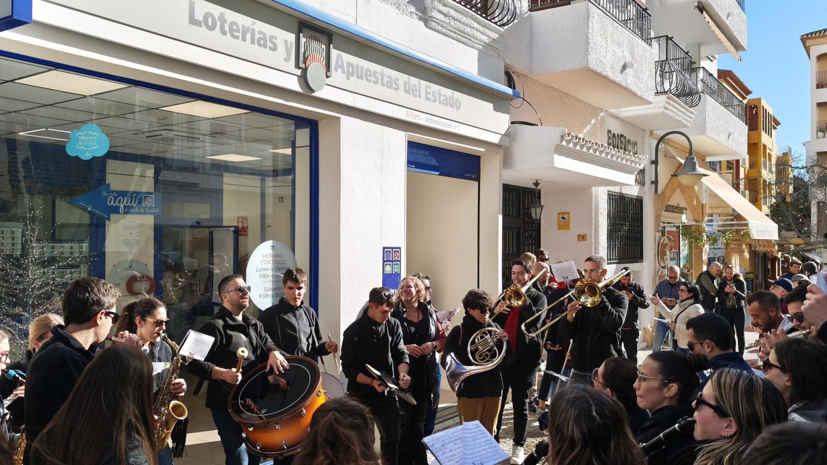 La banda de la Agrupación Musical Cultural de Teulada celebrando este mediodía la lotería.