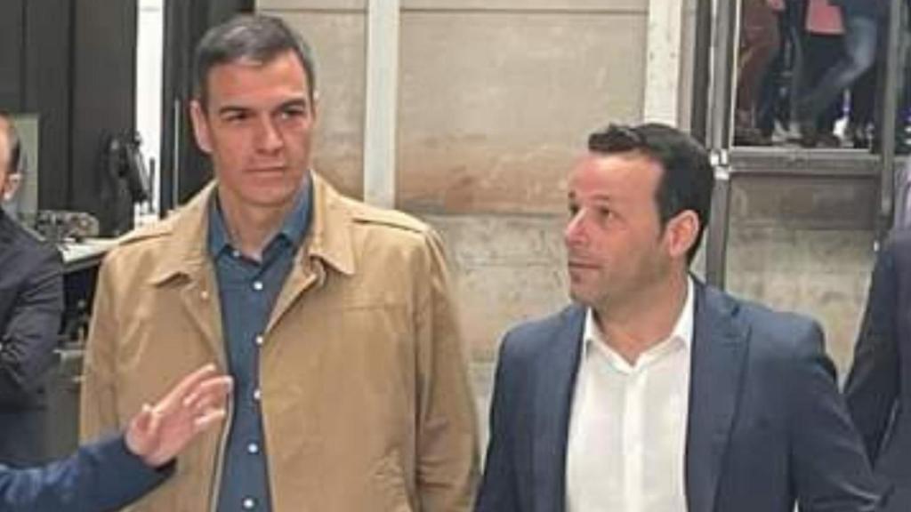Perales acompanhado pelo Presidente do Governo e pelo Secretário-Geral do PSOE durante visita a Linares.