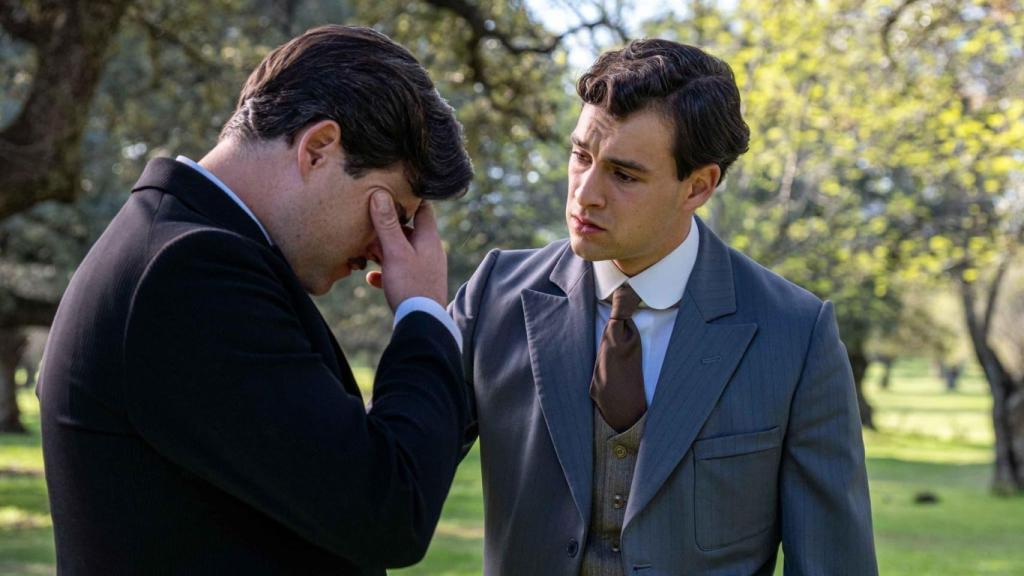 Arturo G. Sancho y Xavi Lock en una escena de 'La Promesa'.