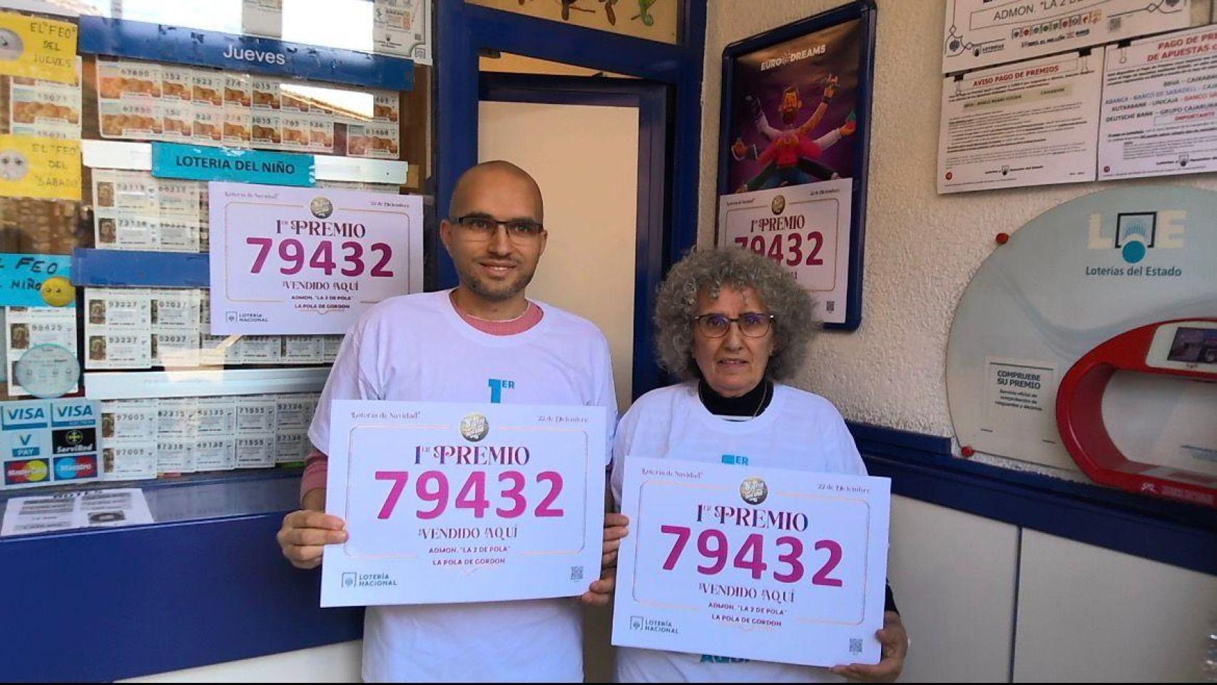 Rubén González González junto a su madre en su administración de lotería de la Pola de Gordón