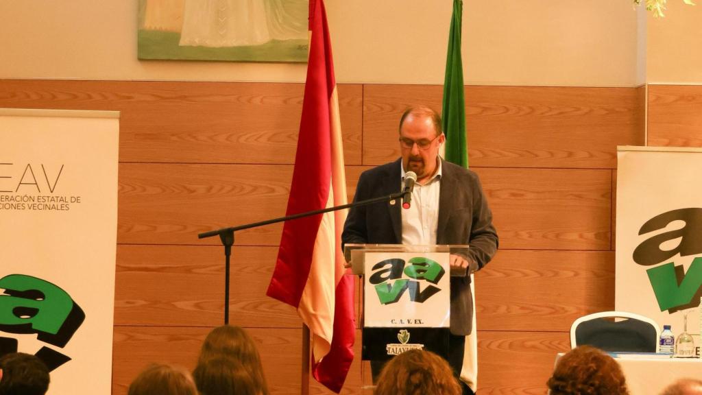 O presidente da Associação de Moradores de Talayuela, Angel Marcos, em evento público.