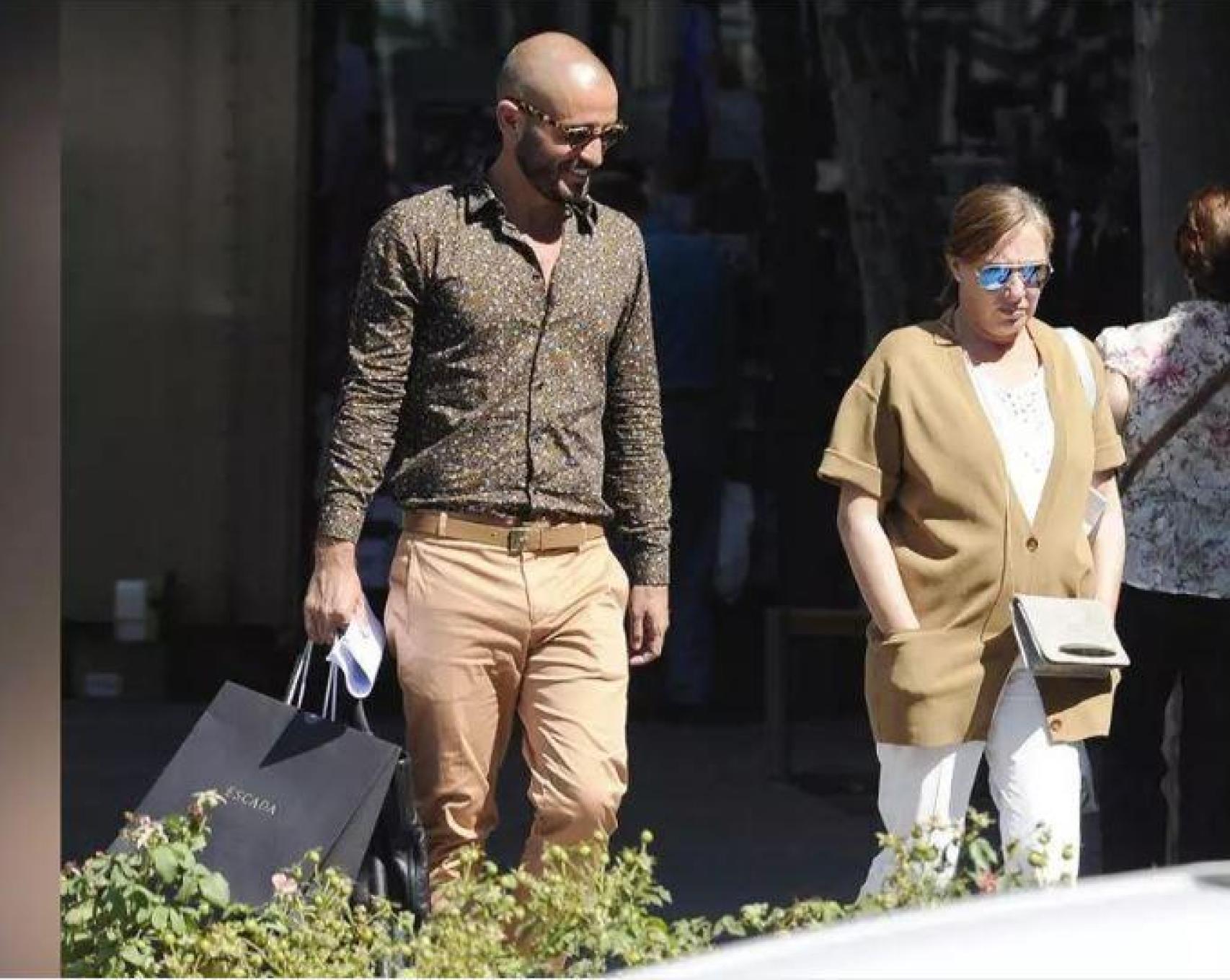 Elvira Fernández y Jaime de los Santos, de compras en Madrid en 2013./