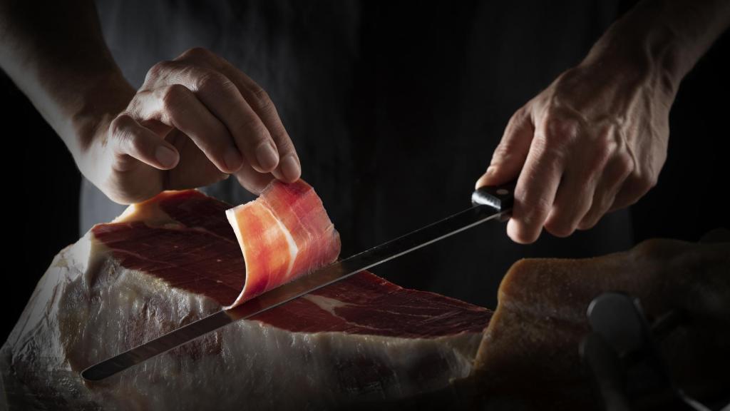Cortando jamón.