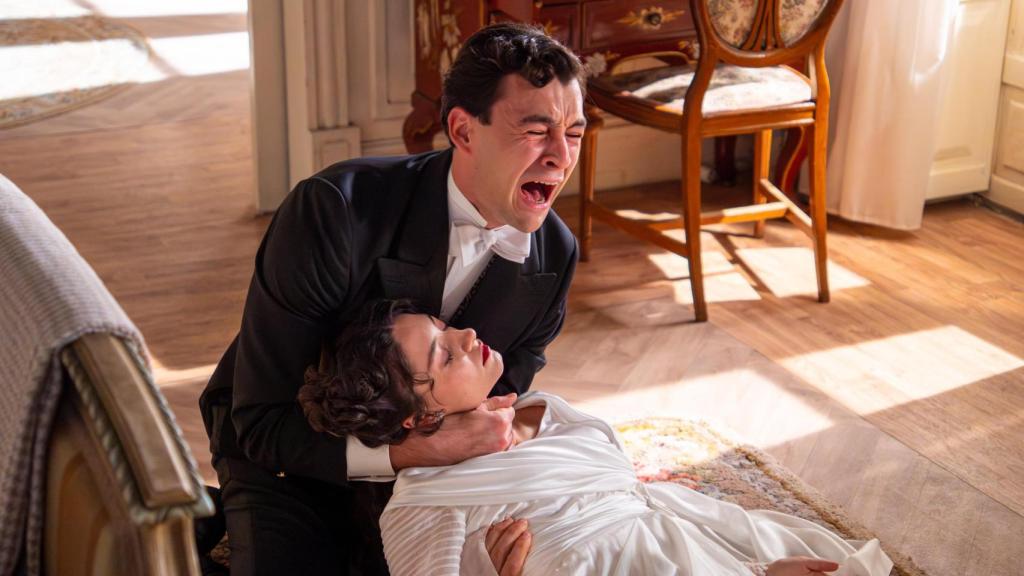 Xavi Lock y Marta Costa en una escena de 'La Promesa'.