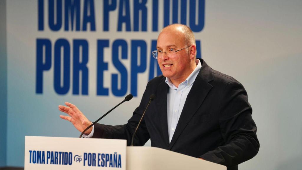 Miguel Tellado, secretário-geral do PP, fala aos meios de comunicação na noite de 21 de dezembro na Extremadura.