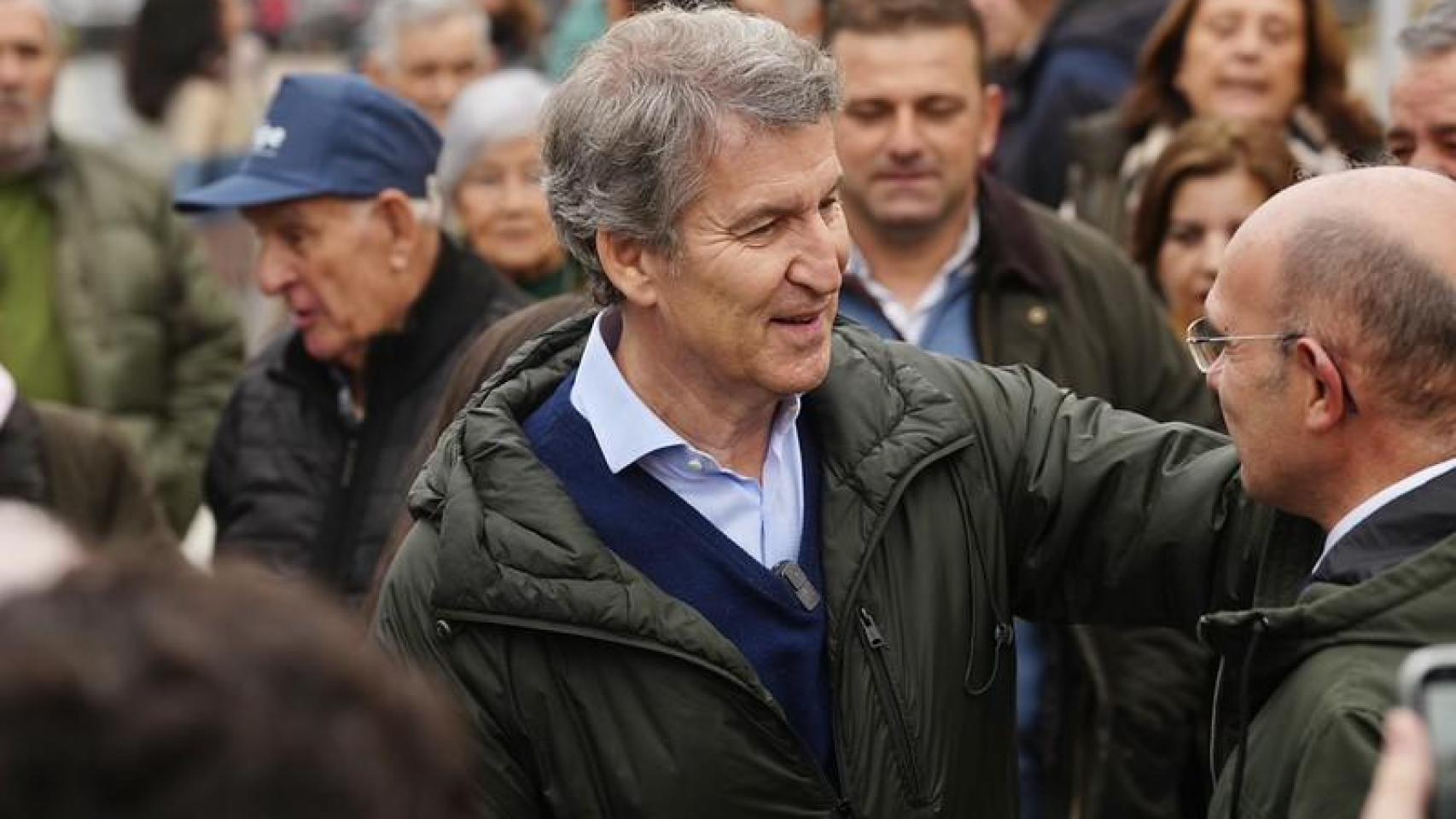 Alberto Núñez Feijóo, en Herrera del Duque, durante la campaña extremeña.