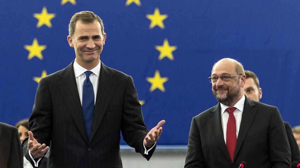 Felipe VI, en su primera visita como Rey al Parlamento Europeo, en octubre de 2015, junto al entonces presidente Martin Schulz.