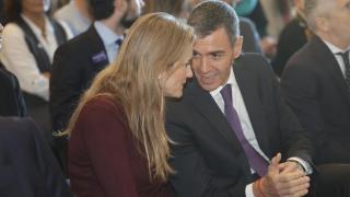 Sara Aagesen charla con Pedro Sánchez, durante la clausura del acto por el Pacto de estado frente a la emergencia climática.