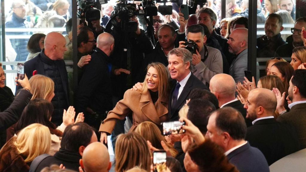 Alberto Núñez Feijóo abraza a María Guardiola, en el vestíbulo de la sede de Génova, a la mañana siguiente del 21-D.