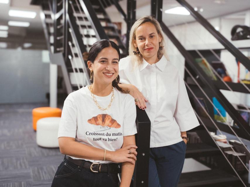 Las autoras posan en la editorial del libro.