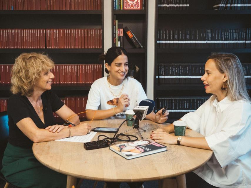 Cristina Oñoro y Ana Jaren, junto a Rosa Sánchez de la Vega.