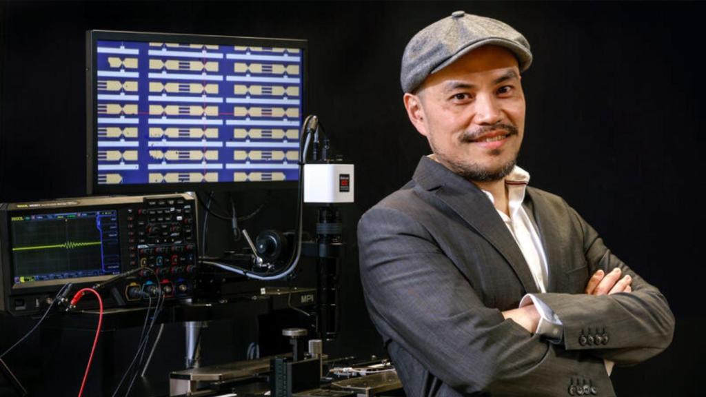 El ingeniero Pai-Yen Chen, autor principal del artículo en el que se describe el dispositivo