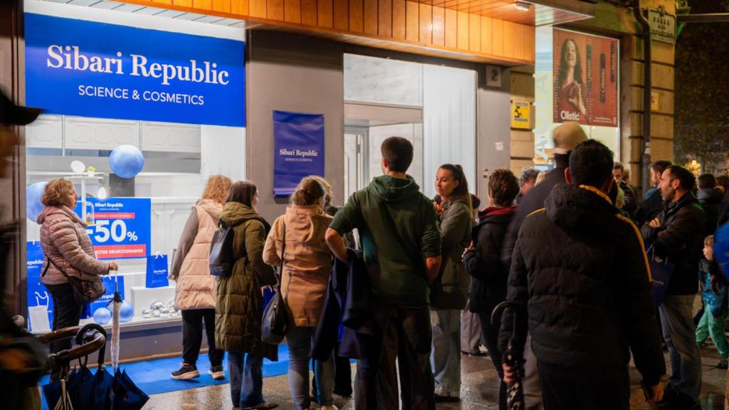Cola en el exterior de una de las tiendas de Sibari Republic.