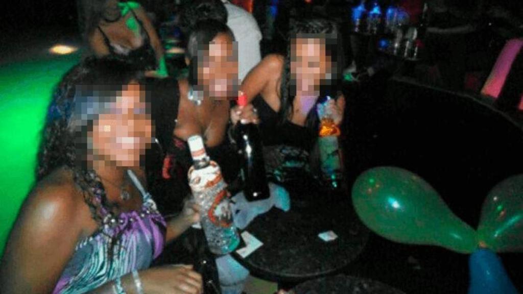 Jessica junto a otras dos pandilleras en una fiesta organizada por los Trinitarios.