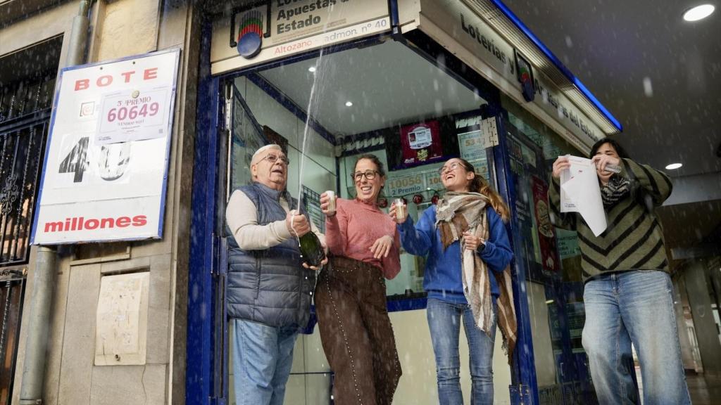 La administración de Lotería de San Jacinto celebrando el quinto premio en 2025.