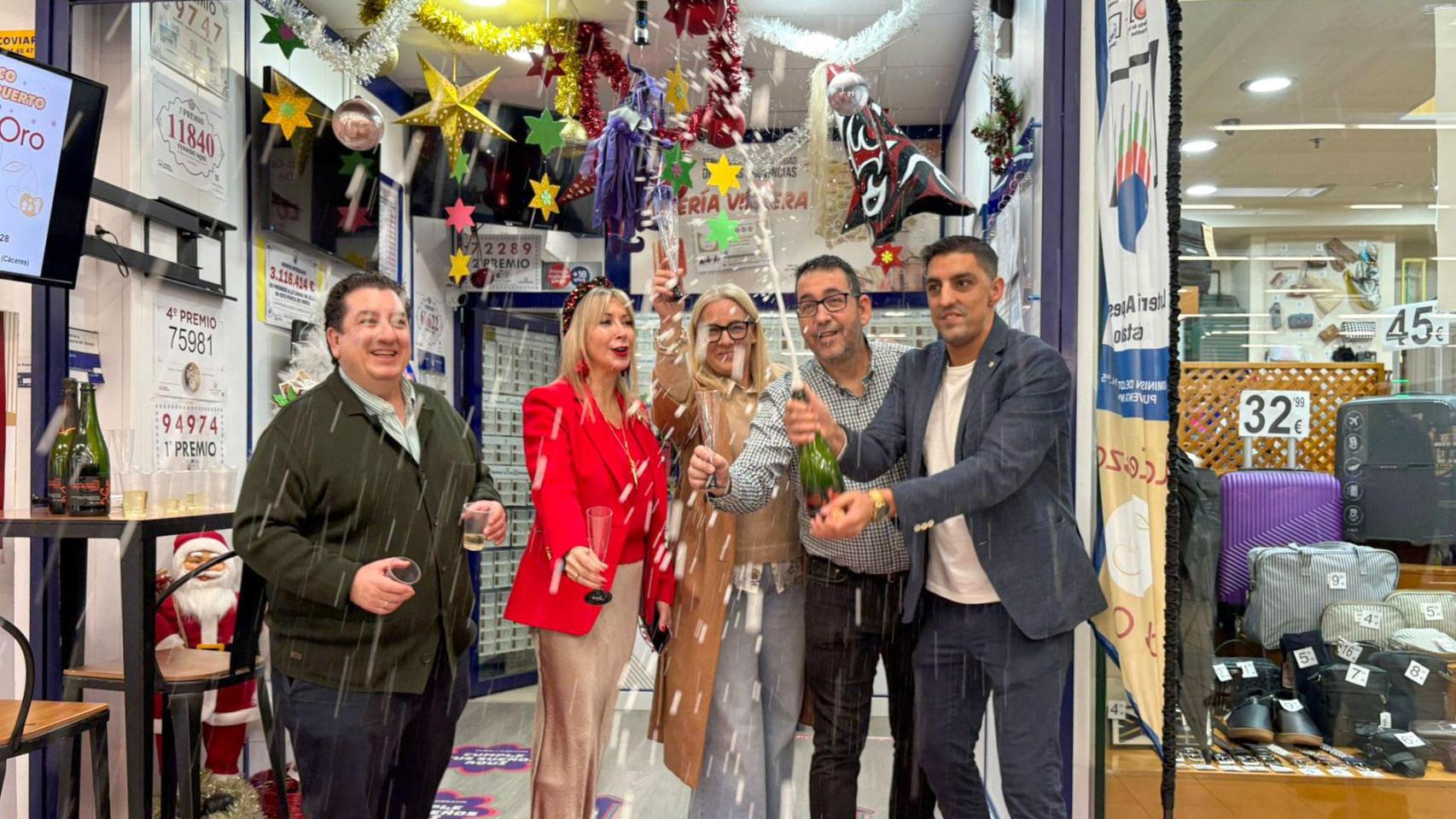 Personas celebrando un premio en el Sorteo de la Lotería de Navidad 2025.