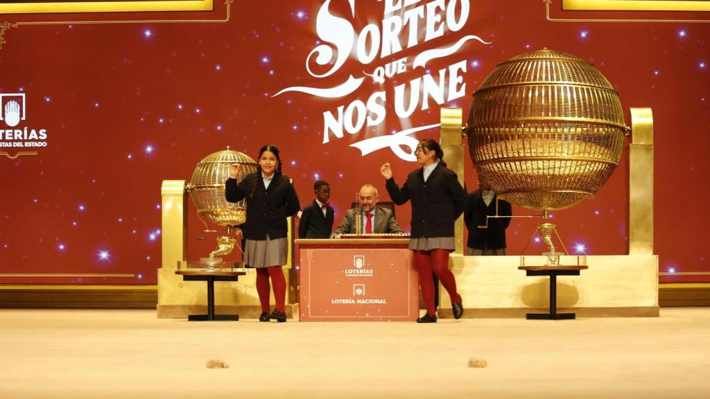 Dos niñas cantan uno de los Cuartos Premios .