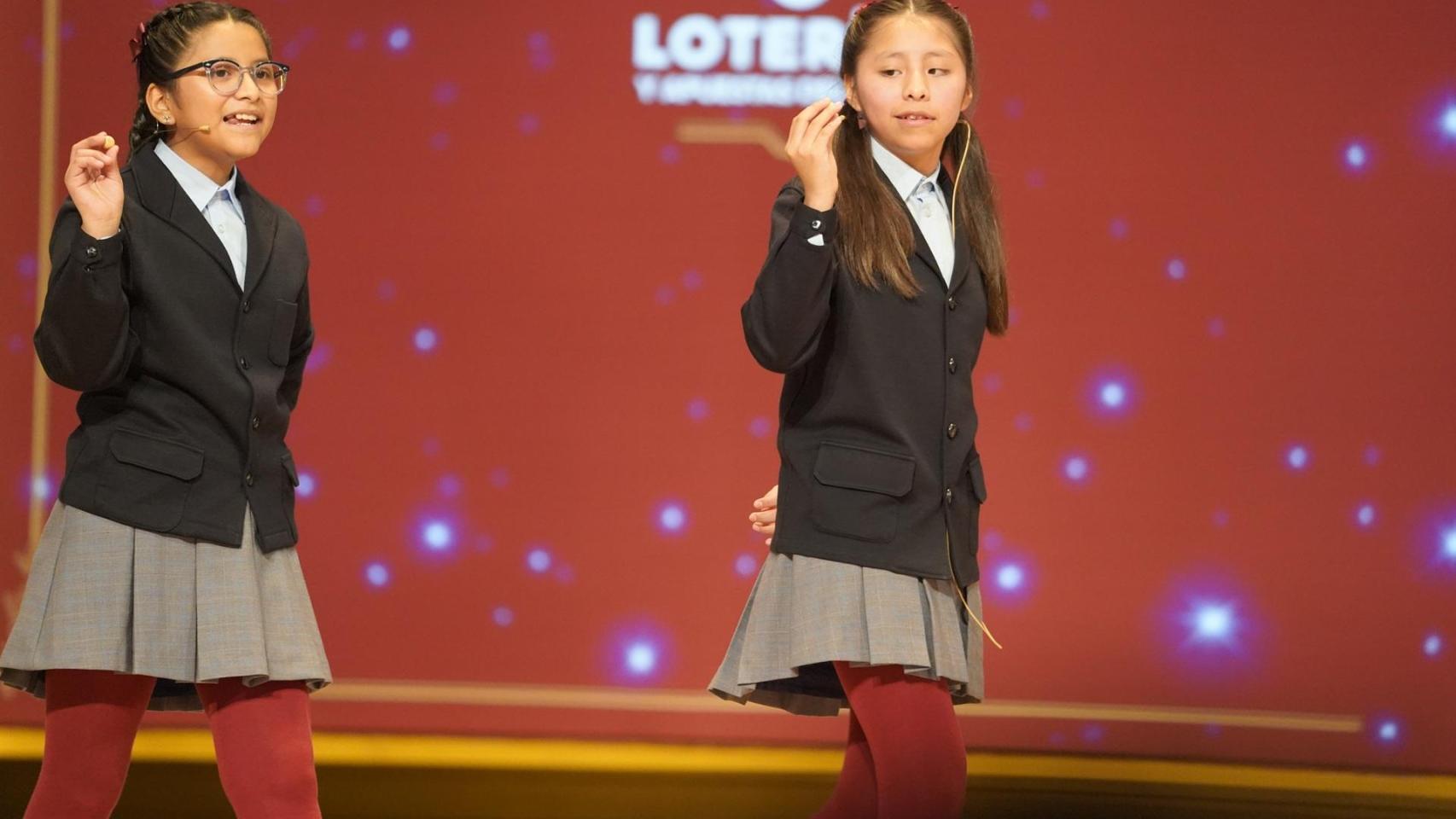 Dos niñas cantan un Quinto Premio en el Sorteo Extraordinario de Navidad 2025.