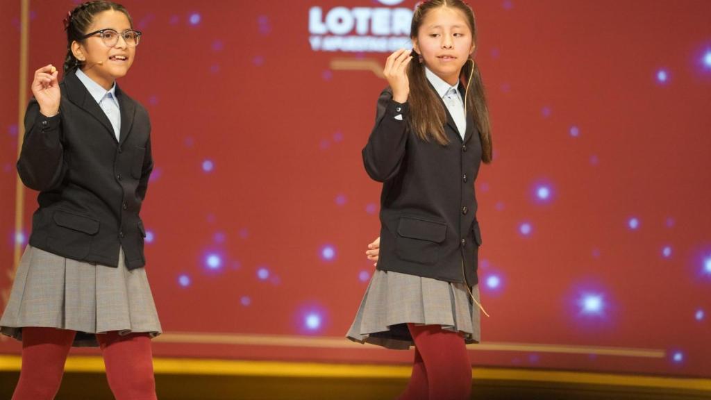 Dos niñas cantan un Quinto Premio en el Sorteo Extraordinario de Navidad 2025.