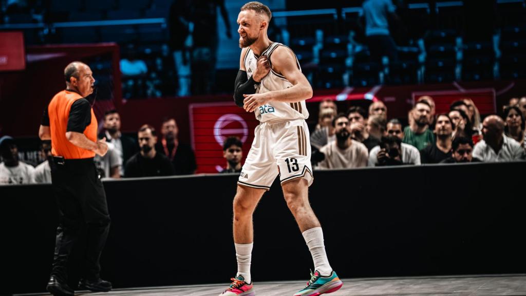 Dzanan Musa en un partido de Euroliga con el Dubai BC antes el Paris Basketball.