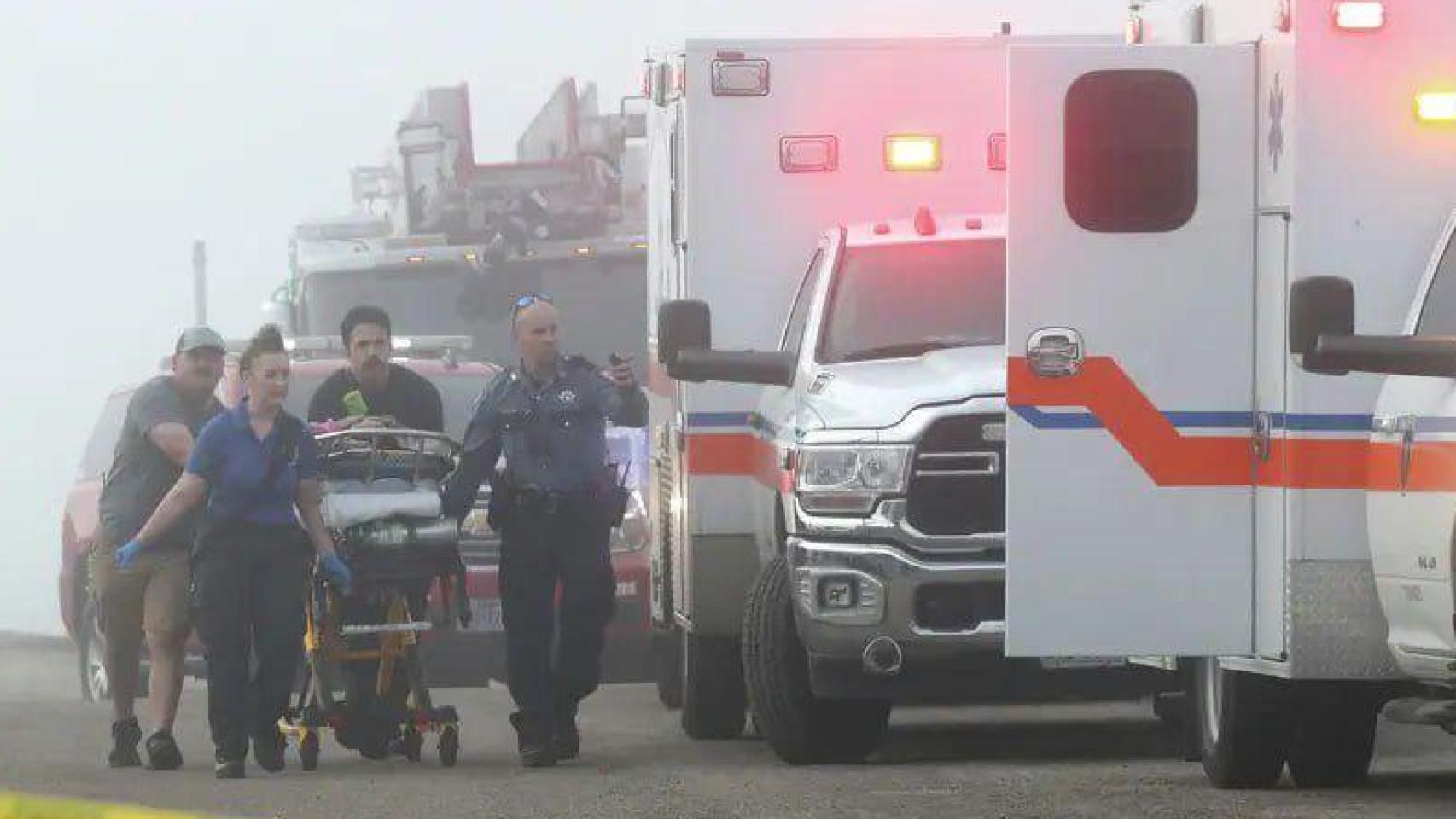 Los servicios médicos atienden a una de las víctimas del accidente en Texas (EEUU).