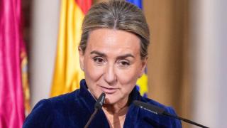 Milagros Tolón y un aula del colegio Infantes de Toledo.