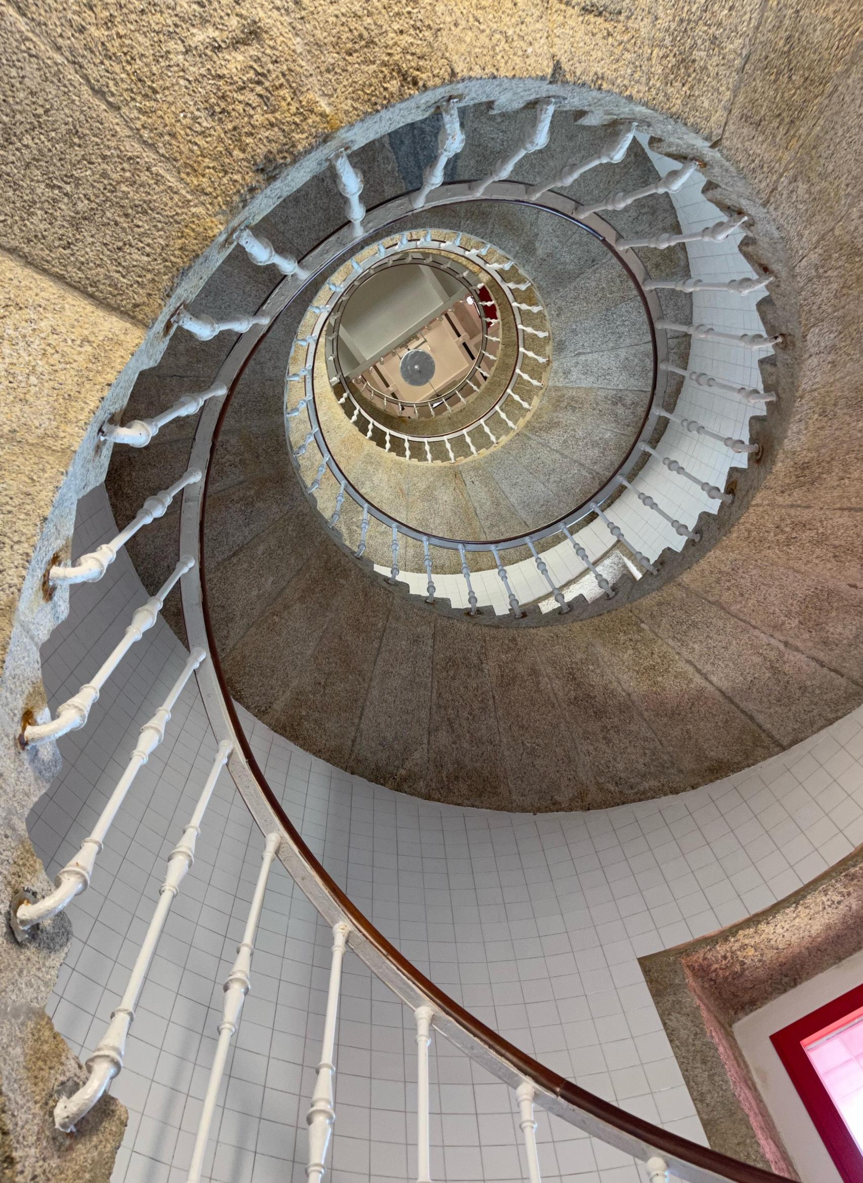 La escalera que sube a la parte de arriba del faro.