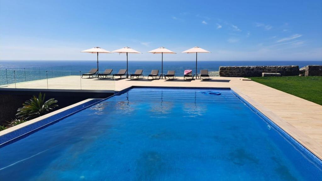 Piscina infinita en Faro Silleiro.