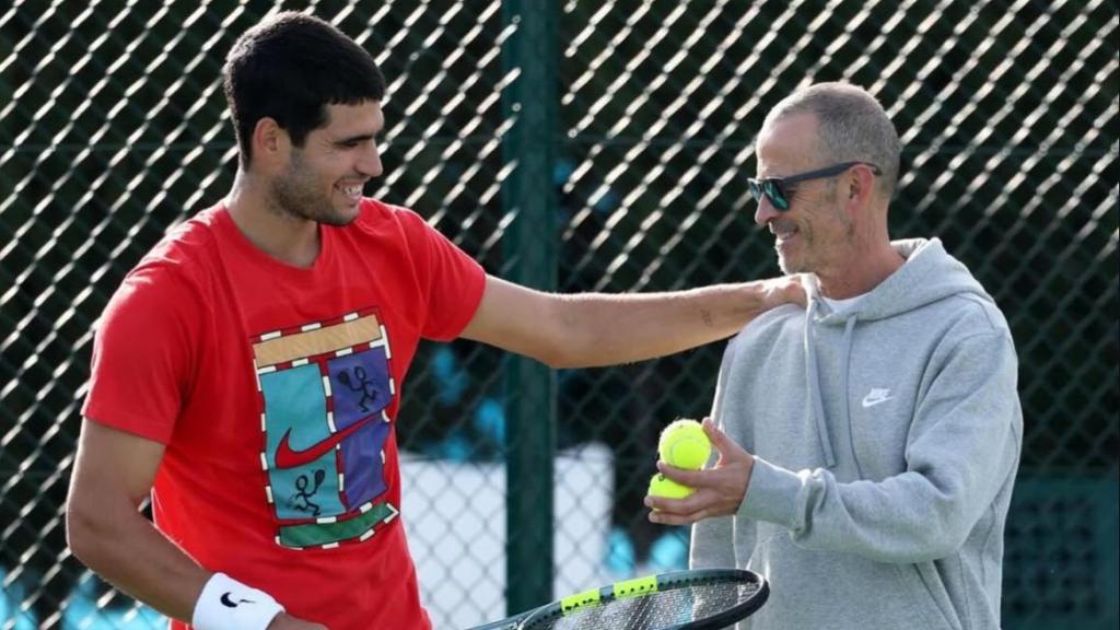 Carlos Alcaraz, junto a su entrenador Samuel López en un entrenamiento