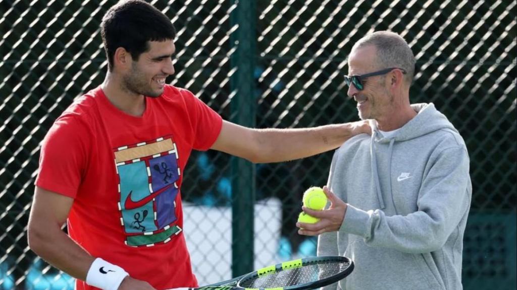 Carlos Alcaraz, junto a su entrenador Samuel López en un entrenamiento