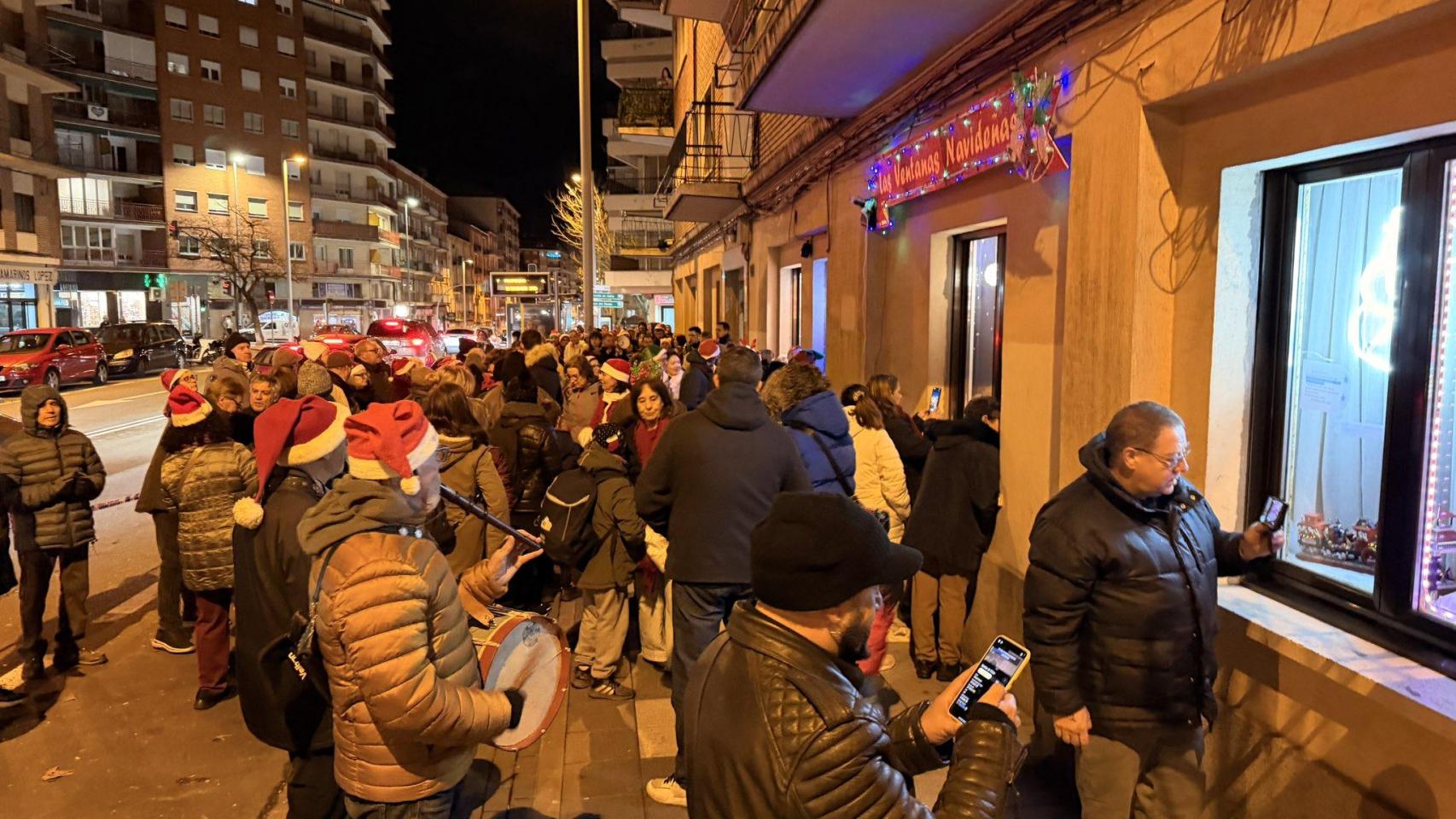 El belén de ‘Las ventanas navideñas’ despierta la magia en la avenida de Portugal de Salamanca