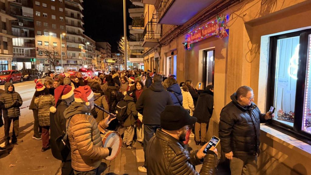 El belén de ‘Las ventanas navideñas’ despierta la magia en la avenida de Portugal de Salamanca