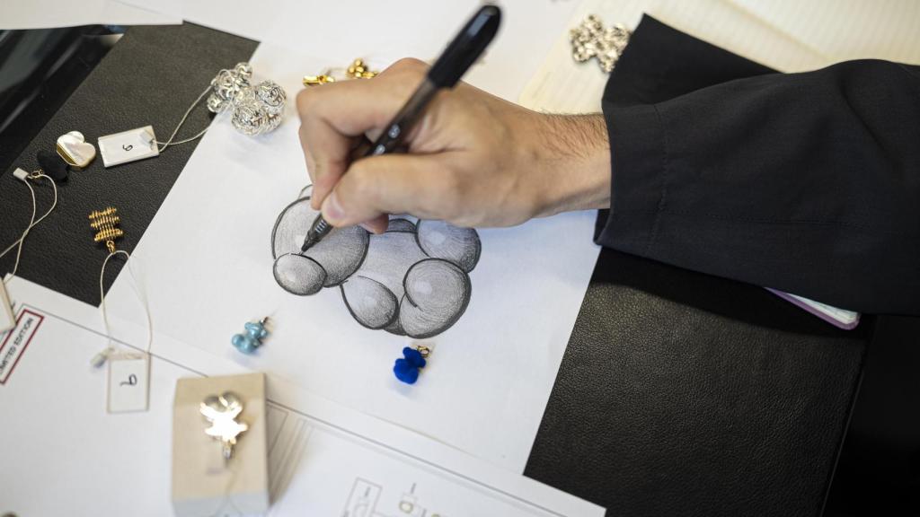 El viaje del oso de TOUS: de la chispa creativa al brillo en un escaparate