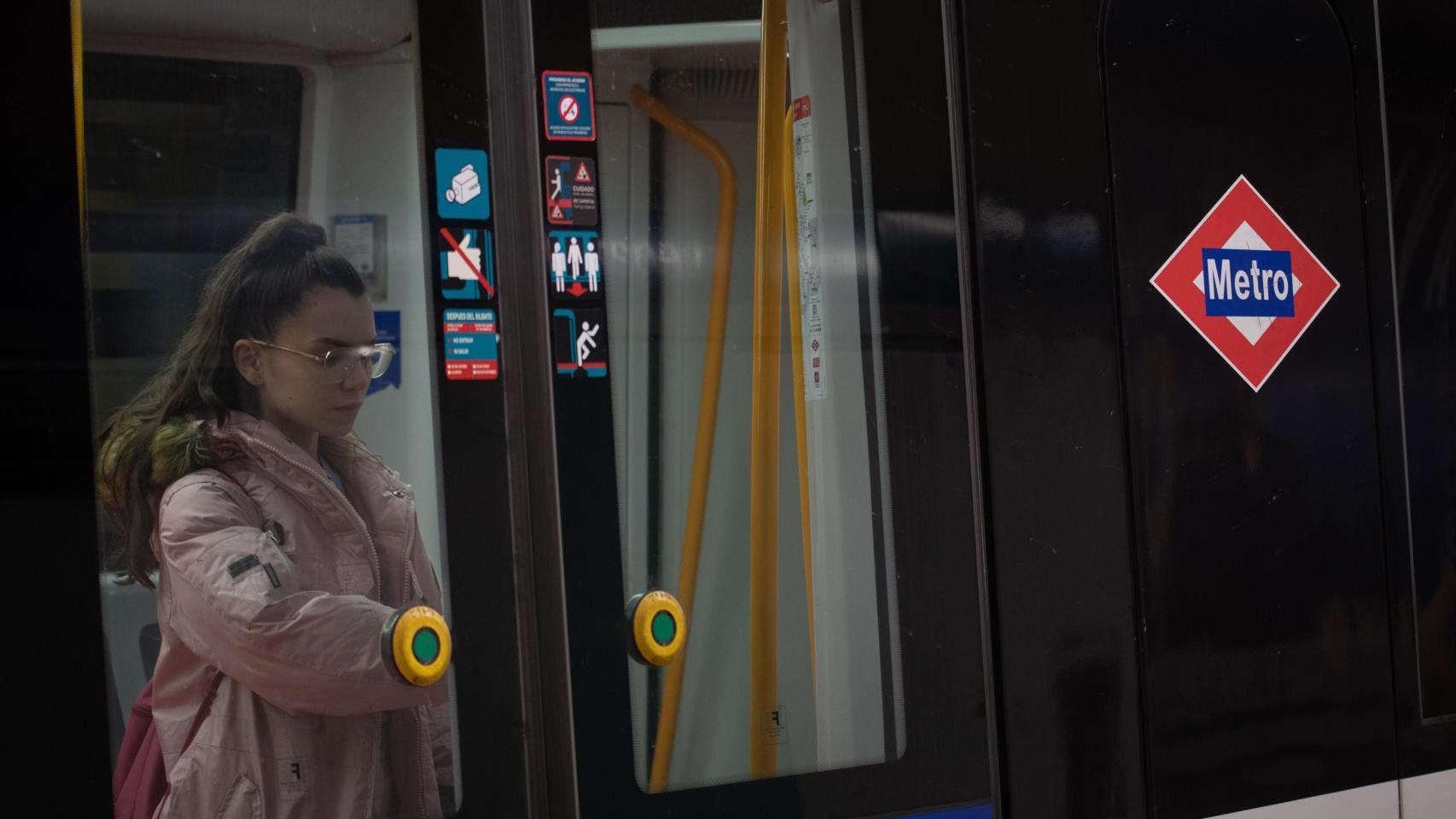 Una joven saliendo del Metro de Madrid.