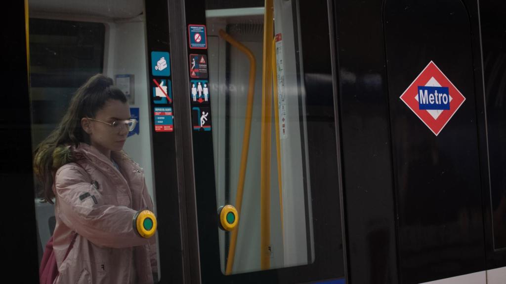 Una joven saliendo del Metro de Madrid.