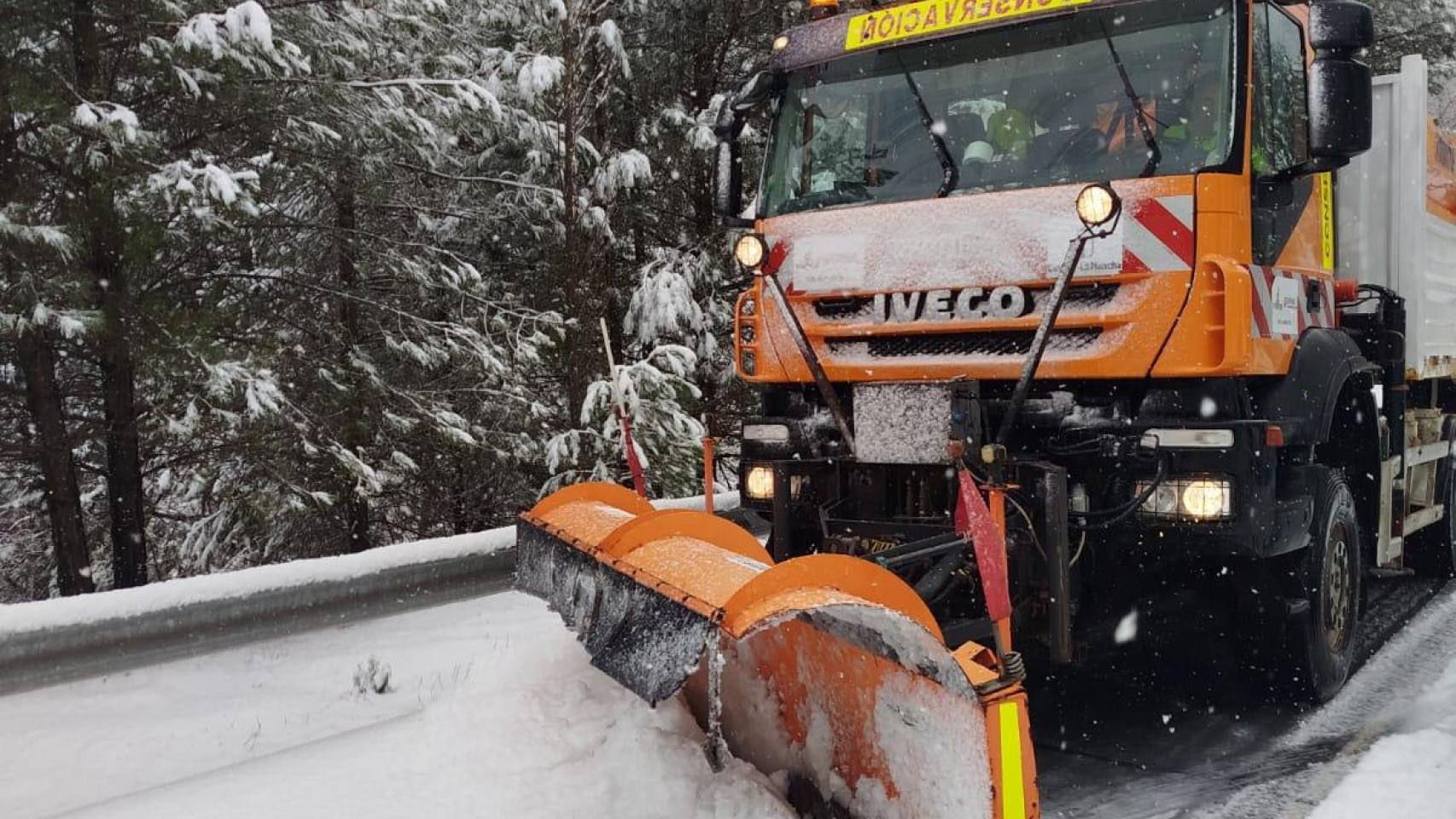Una máquina quitanieves trabajando en las carreteras de Albacete.