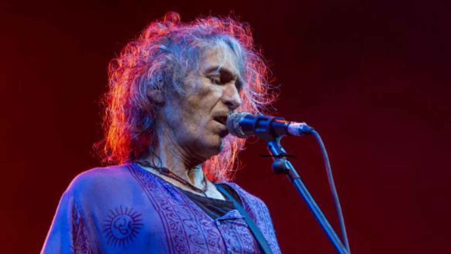 Robe Iniesta durante un concierto