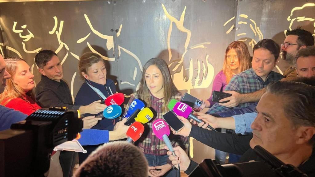 Noelia de la Cruz, portavoz socialista en el Ayuntamiento de Toledo, rodeada de periodistas en el desayuno navideño del partido.