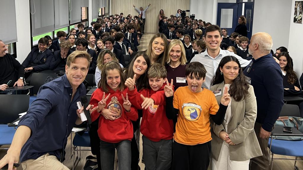 El moderador de Explora tu futuro 2.0, con ponentes y alumnos tras una de las sesiones.