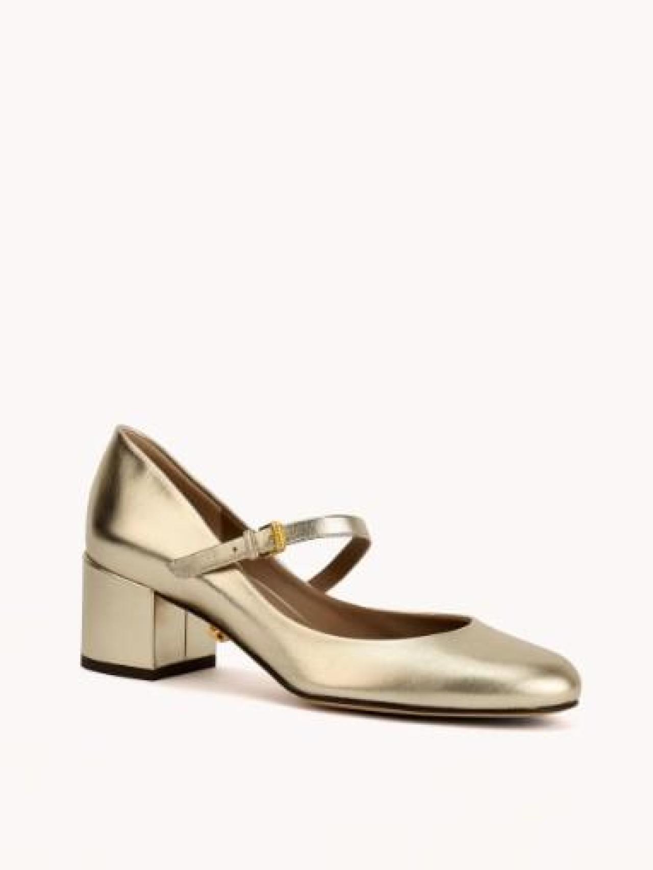 El zapato modelo Mary Jane que luce Adriana Abascal.