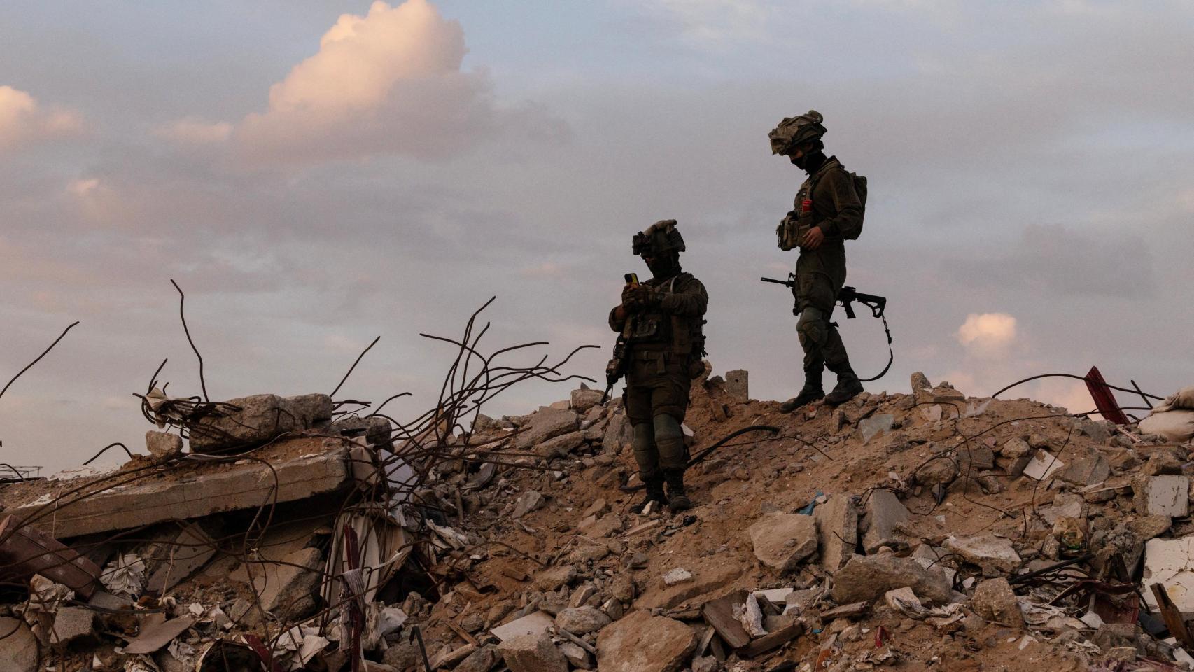 Soldados israelíes en las ruinas de Rafah, en el sur de Gaza.